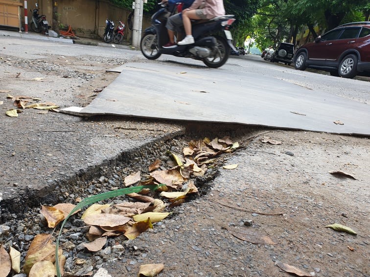 Nhiều chỗ sụt lún, gồ ghề tại ngã ba.