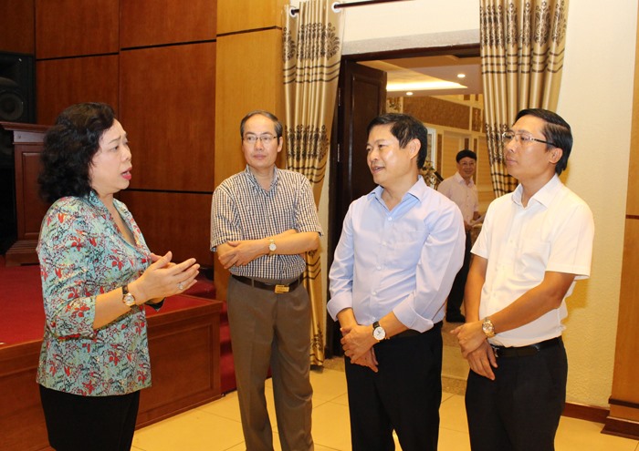 Lãnh đạo Thành phố kiểm tra công tác chuẩn bị Trung tâm báo chí Đại hội XVII Đảng bộ Thành phố. Ảnh: Trọng Toàn/Hanoigov