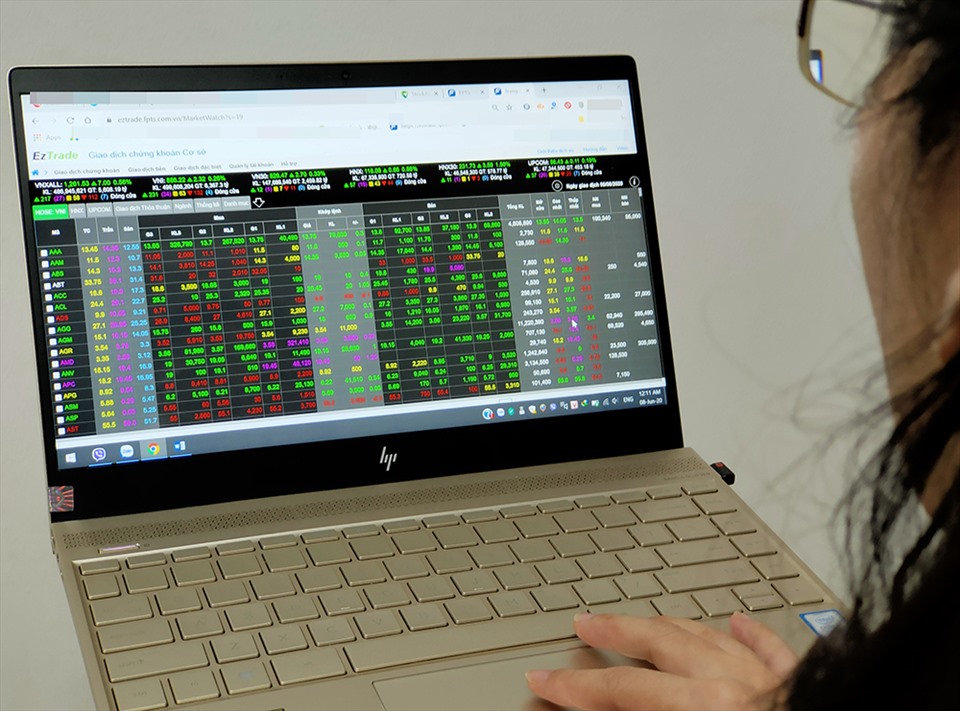 Chứng khoán tuần mới có “miễn nhiễm” với việc ông Trump mắc COVID-19?