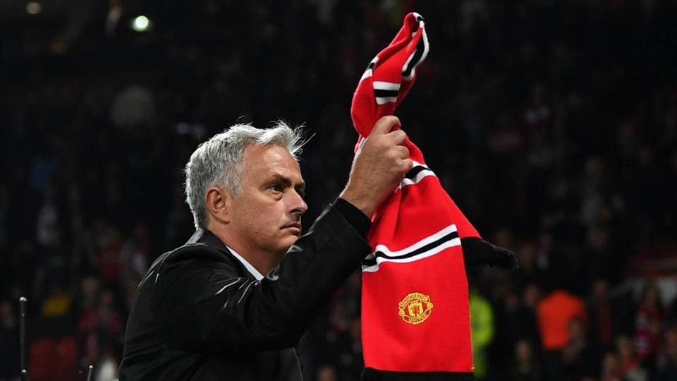 Mourinho từng có khoảng thời gian tốt đẹp cùng Man United. Ảnh: The Sun