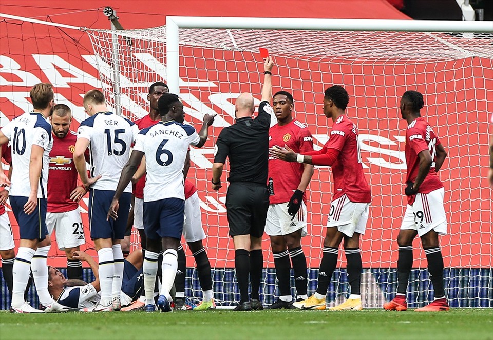 Pha bóng phá hủy trận đấu cho Man United. Ảnh: Bleacher.