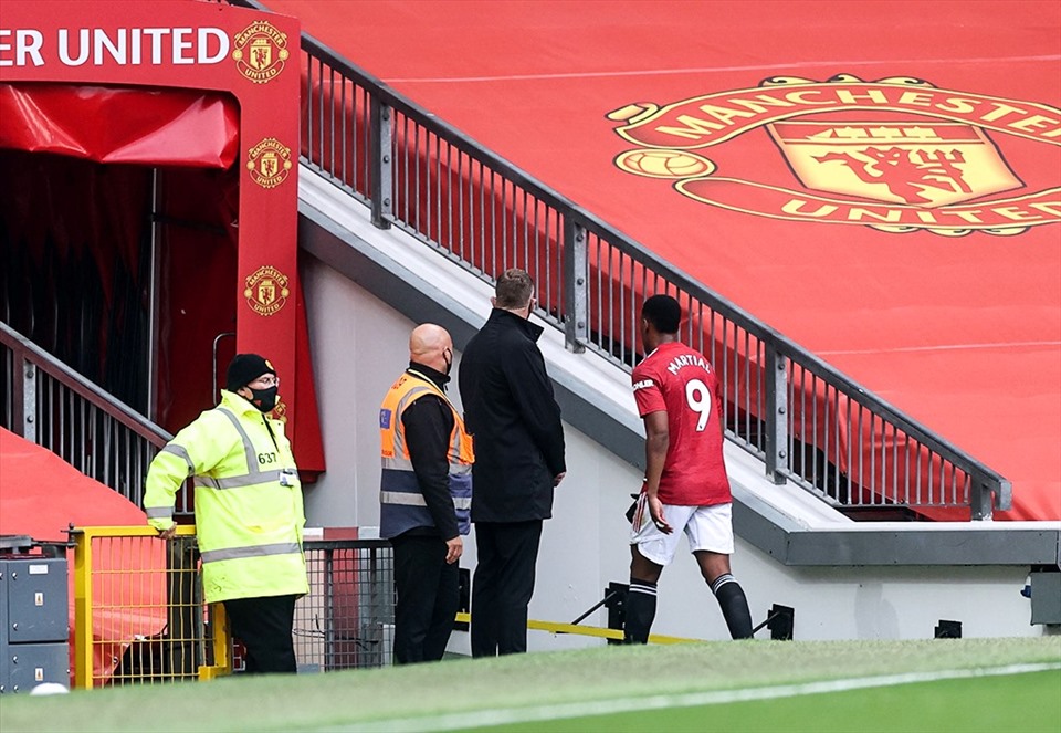 Pha bóng phá hủy trận đấu cho Man United. Ảnh: Bleacher.