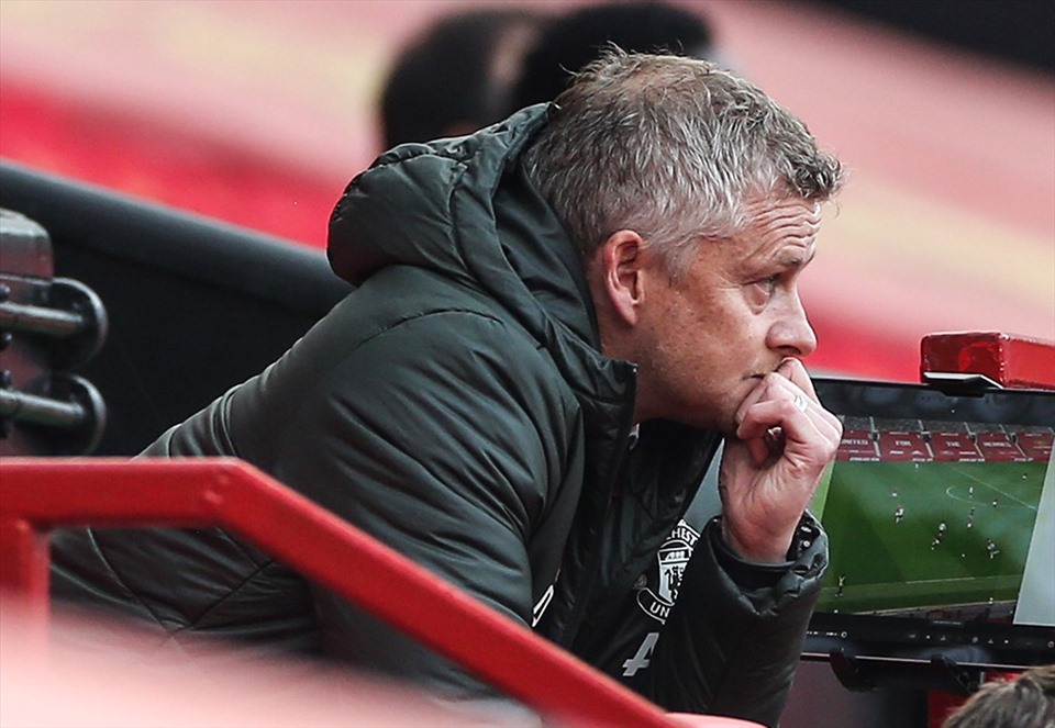 Solskjaer không hiểu chuyện gì đã xảy ra. Ảnh: Bleacher.