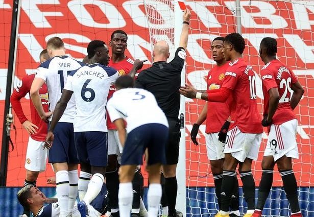 Man United phải chơi thiếu người trong hơn 1 tiếng đồng hồ, sau tấm thẻ đỏ của Martial. Ảnh: Getty