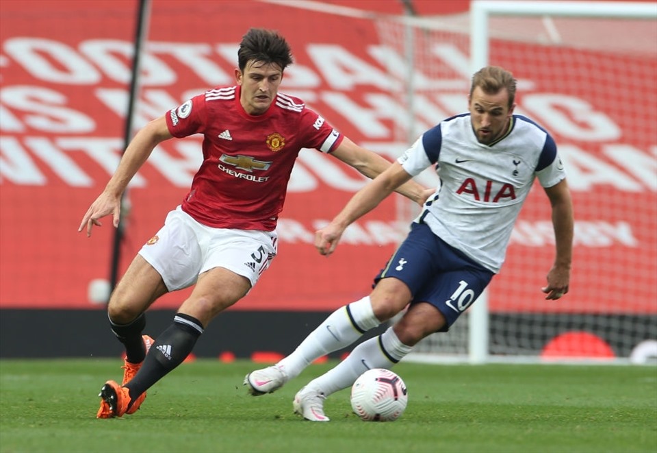 Maguire (trái) tiếp tục có màn trình diễn tệ hại trong màu áo Man United. Ảnh: Getty