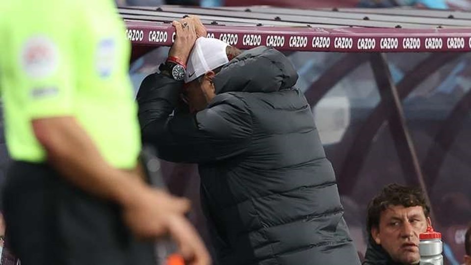 Huấn luyện viên Jurgen Klopp suy sụp khi Liverpool thua Aston Villa 2-7. Ảnh: Getty. Huấn luyện viên Jurgen Klopp suy sụp khi Liverpool thua Aston Villa 2-7. Ảnh: Getty.