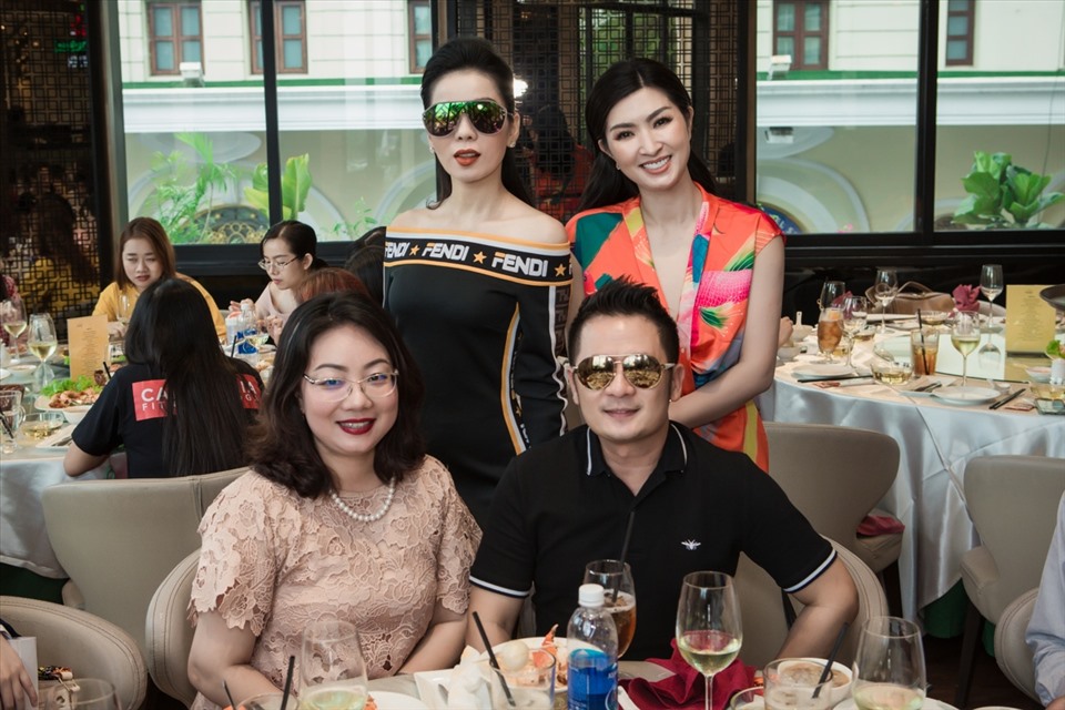 Nữ ca sĩ vui vẻ hội ngộ bên các đồng nghiệp thân thiết là Lệ Quyên và Bằng Kiều. Ảnh: NVCC.
