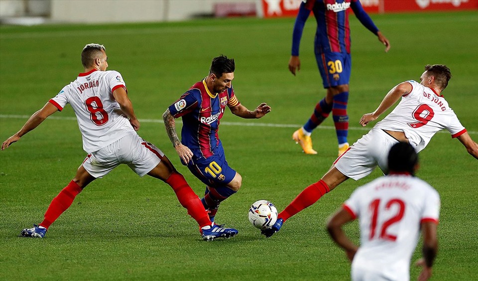 Lionel Messi bị theo kèm sát sao nên không nhiều cơ hội. Ảnh: Getty Images