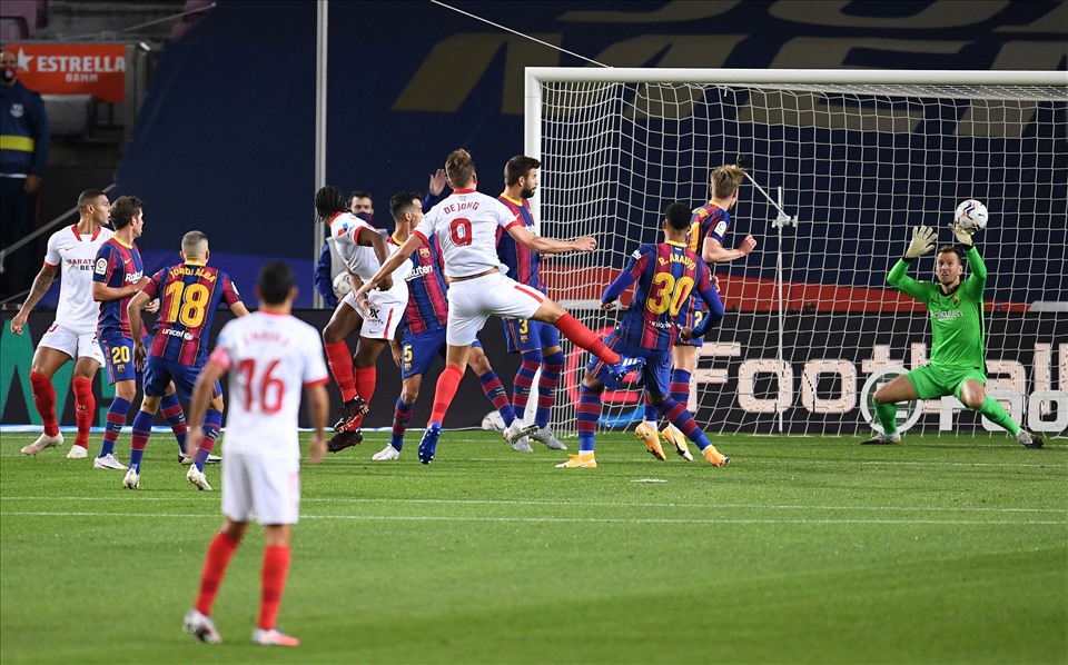 Sevilla sớm có bàn thắng mở tỷ số vào lưới Barca. Ảnh: Getty Images