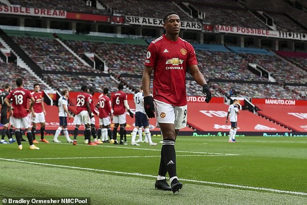 Man United “vỡ trận” sau tấm thẻ đỏ của Martial. Ảnh: Getty