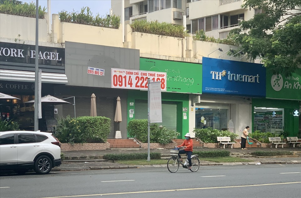 Shophouse “vàng” nằm trên mặt tiền đường chính của khu đô thị đông đúc bậc nhất TPHCM cũng đang để trống nhiều ngày. Ảnh: Khánh Linh.
