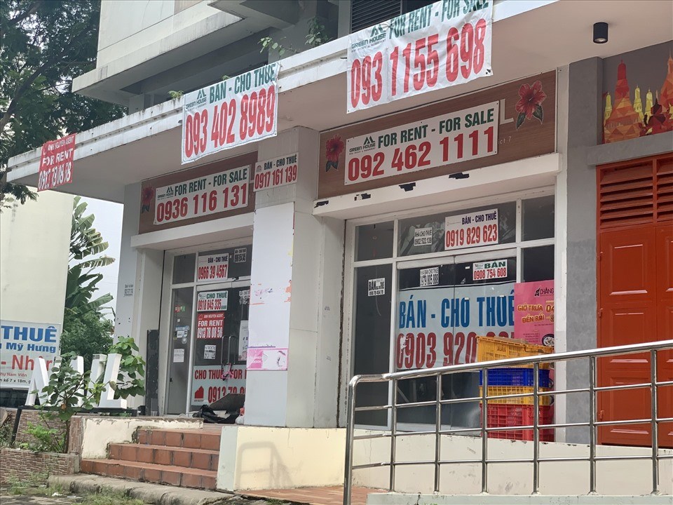 Nhiều nhà phố thương mại xuất hiện chi chít các số điện thoại do để trống quá lâu. Ảnh minh hoạ: Khánh Linh. Nhiều nhà phố thương mại xuất hiện chi chít các số điện thoại do để trống quá lâu. Ảnh minh hoạ: Khánh Linh.