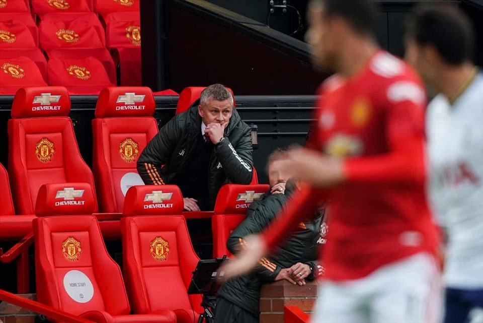 Solskjaer bất lực nhìn Man United thảm bại. Ảnh: Getty.