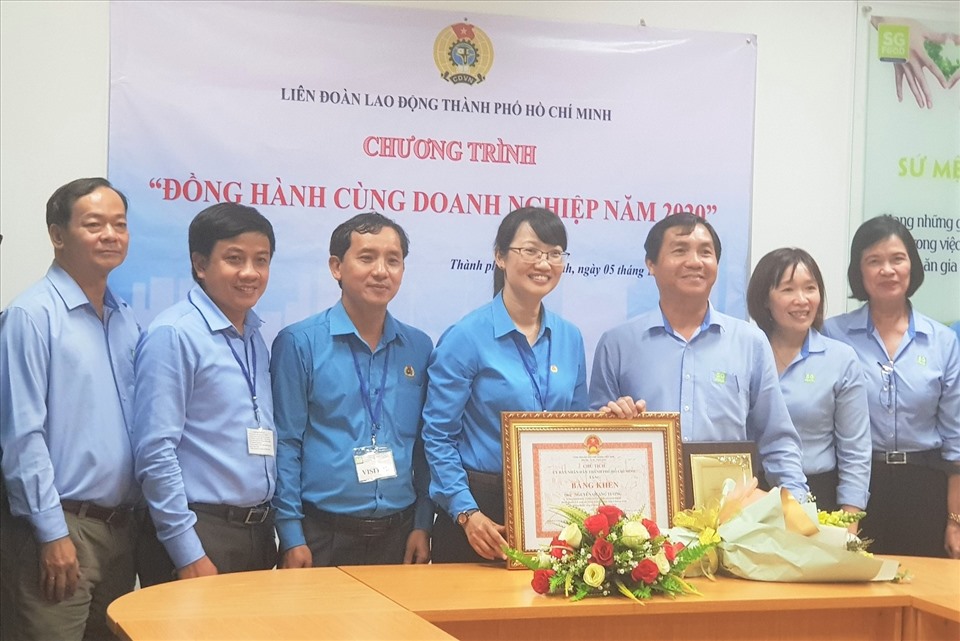 Tuyên dương ông Nguyễn Quang Tường (thứ ba thừ phải qua), Tổng Giám đốc Công ty CP Sài Gòn Food. Ảnh Đức Long