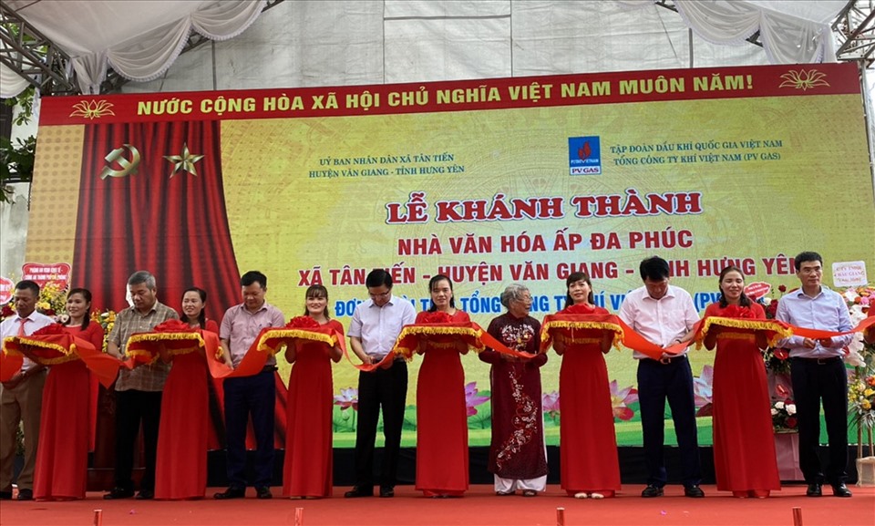 Nghi lễ cắt băng khánh thành công trình Nhà Văn hóa cộng đồng Đa Phúc.