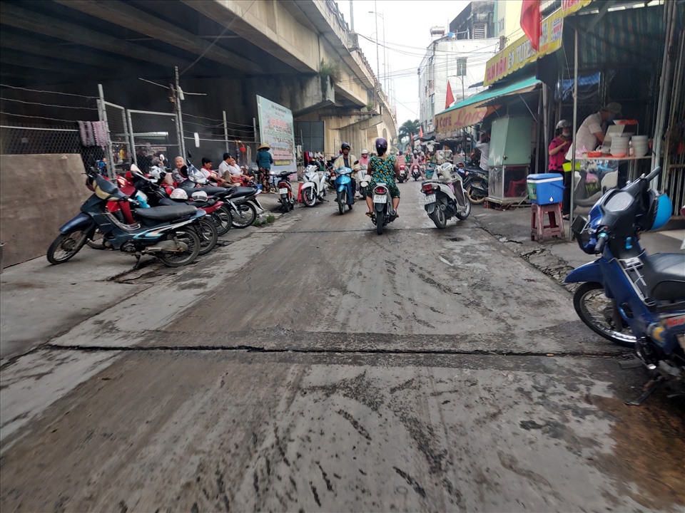 Người dân lấn chiếm lòng đường để kinh doanh gây mất an toàn giao thông. Ảnh: Thành Nhân