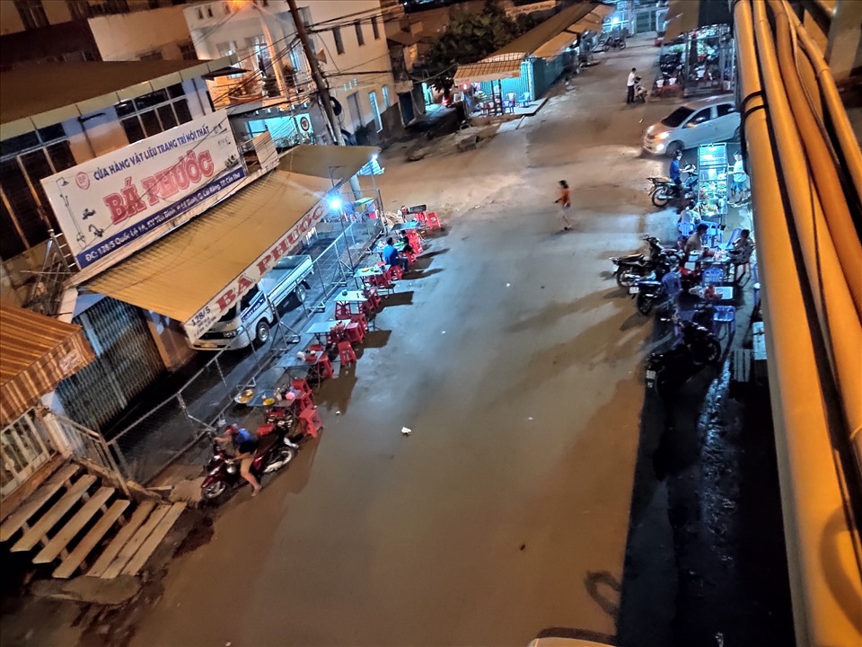 Tiểu thương kinh doanh lấn chiếm lòng đường dưới gầm cầu Cái Răng. ảnh chụp tối ngày 4.10.2020. Ảnh: Thành Nhân