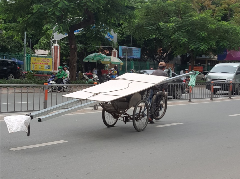 Cần có giải pháp chuyển đổi phương tiện an toàn, hợp tiêu chuẩn cho người chở thuê vật liệu xây dựng. Ảnh: Nguyễn Huy