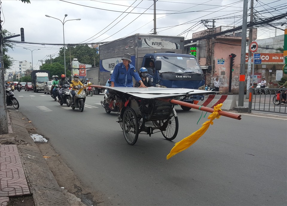 Xe chở hàng hóa cồng kềnh trên đường đe dọa đến an toàn giao thông. Ảnh: Nguyễn Huy