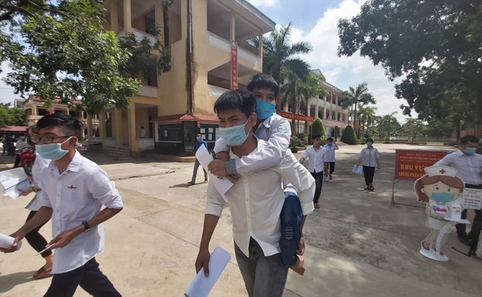 Đôi bạn (Hiếu - Minh) cõng nhau đi dự kỳ thi THPT 2020 vừa qua. Ảnh: D.T