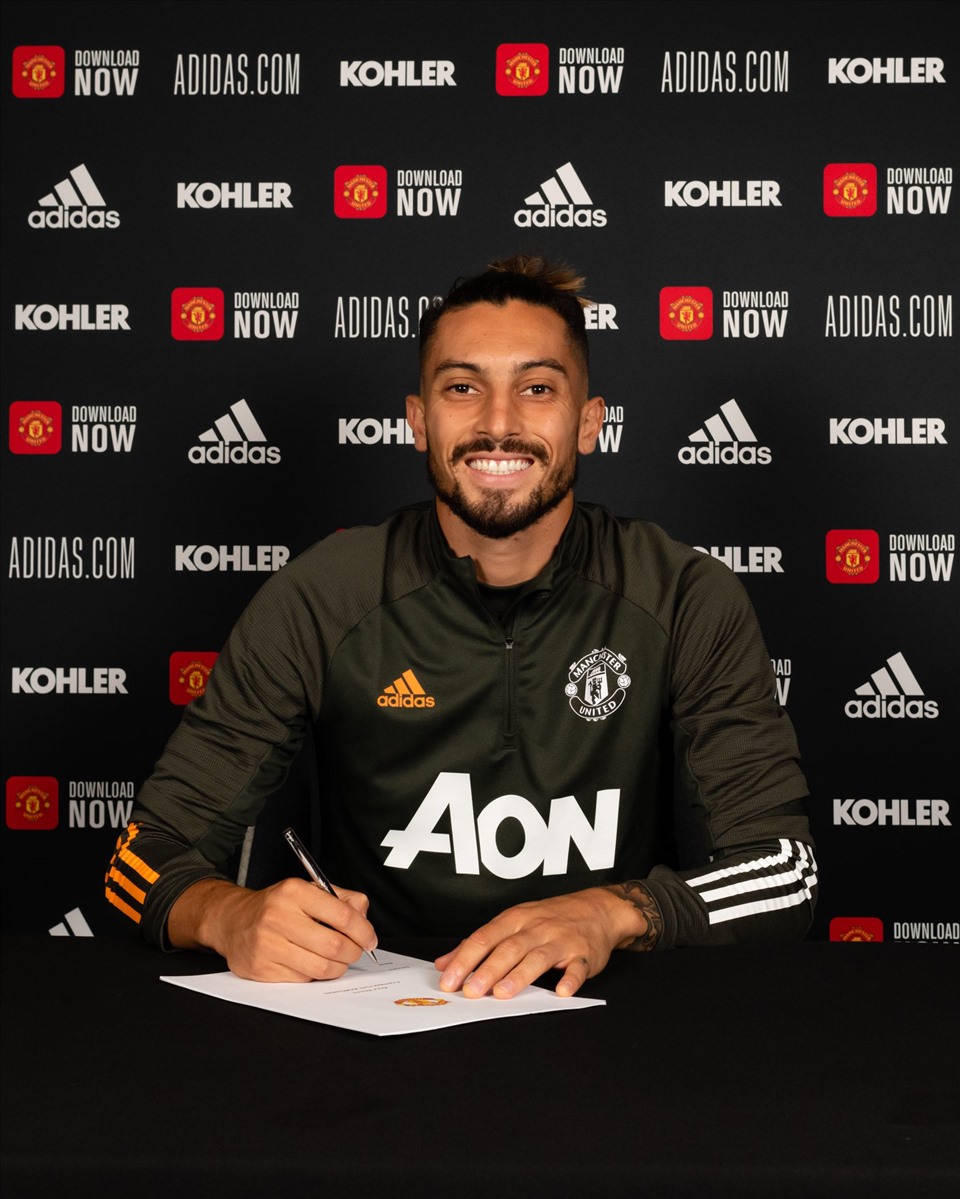 Hậu vệ trái Alex Telles sẽ gắn bó với Man United trong 4 năm kèm điều khoản gia hạn thêm. Ảnh: MUTD.