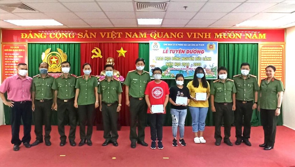 Lãnh đạo Công đoàn Công an TPHCM trao học bổng cho các cháu học sinh. Ảnh: CĐ CA TPHCM