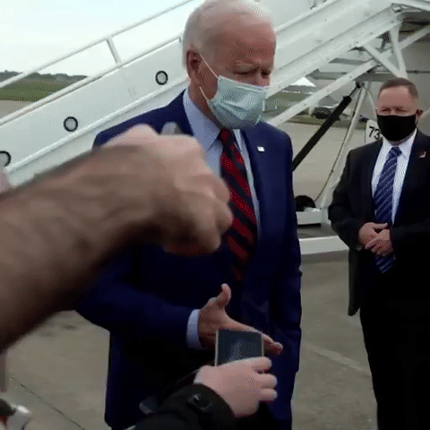 Vợ ông Joe Biden giúp chồng điều chỉnh lại vị trí khi trả lời phỏng vấn báo giới. Nguồn: Daily Mail.