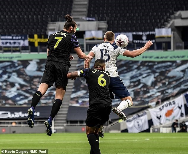 VAR và những thay đổi về luật ở Premier League khiến các hậu vệ rất sợ. Ảnh: Getty Images