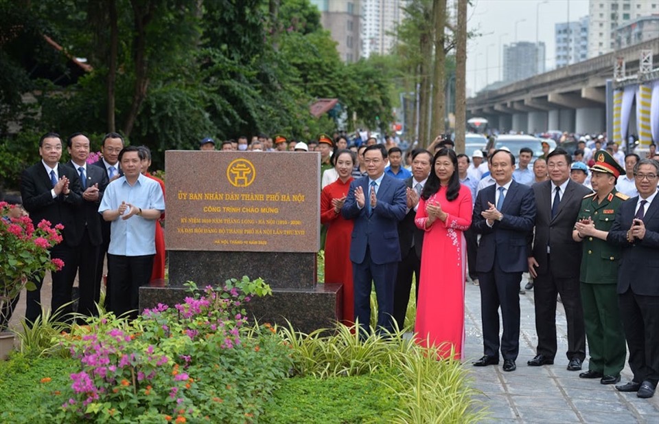 Bí thư Thành ủy Hà Nội Vương Đình Huệ gắn biển công trình chào mừng Đại hội Đảng bộ TP Hà Nội lần thứ XVII. Ảnh: Viết Thành