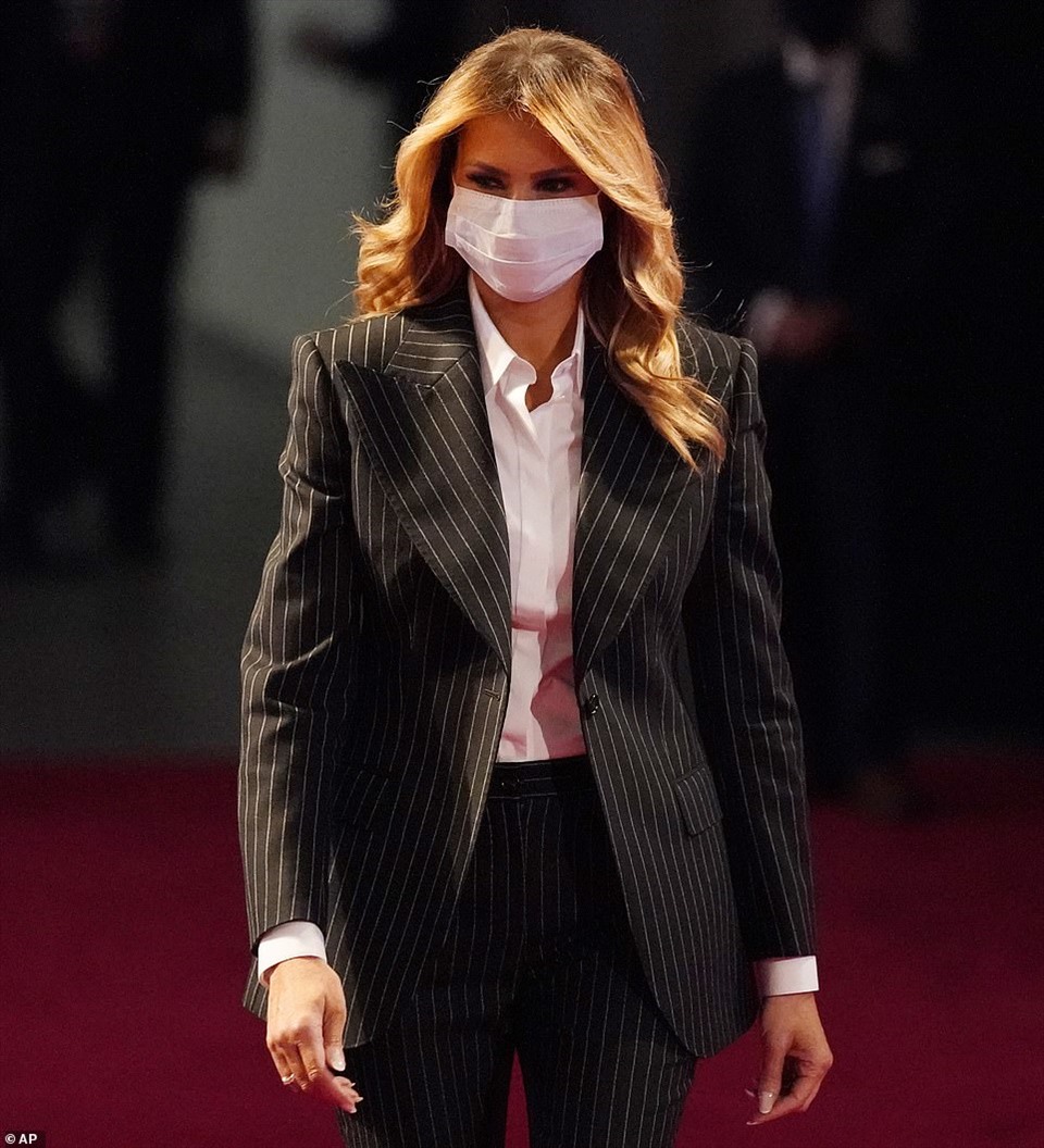 Đệ nhất phu nhân Melania Trump đeo khẩu trang đến dự cuộc tranh luận tổng thống hôm 29.9. Ảnh: AP