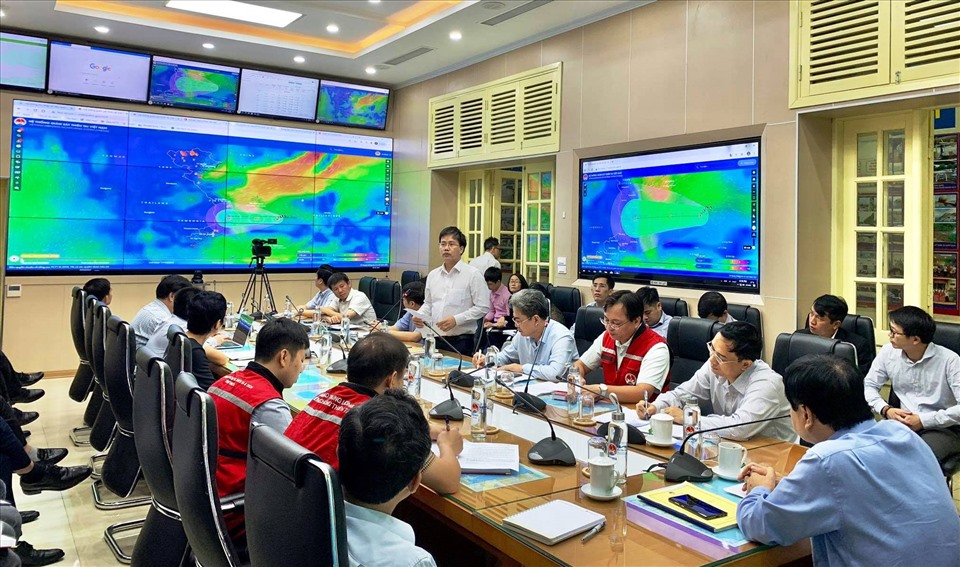 Ông Mai Văn Khiêm thông tin áp thấp nhiệt đới có khả năng gây mưa rất lớn có nơi lên đến 500-1.000mm. Ảnh: Ngọc Hà