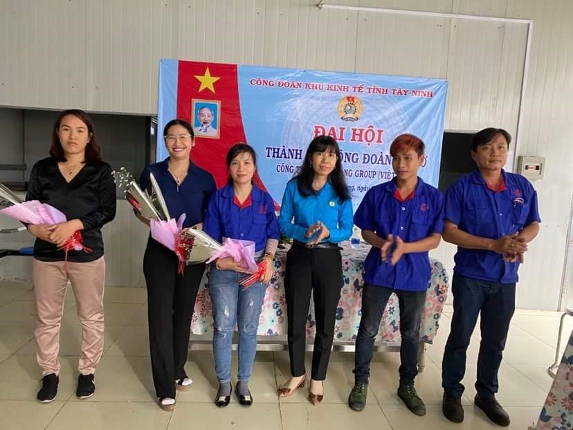 Đồng chí Nguyễn Thị Kim Liên - Chủ tịch Công đoàn Khu kinh tế Tây Ninh tặng hoa chúc mừng BCH CĐCS Công ty TNHH Wuyang Group (Việt Nam).