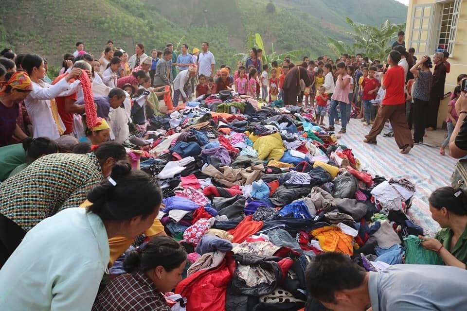 Phiên chợ “shopping 0đ” của nhóm “thiện nguyện từ tâm” với những bộ quần áo ấm mới, cũ được giặt sạch sẽ, góm gém cẩn thận mang lên vùng cao tặng bà con.