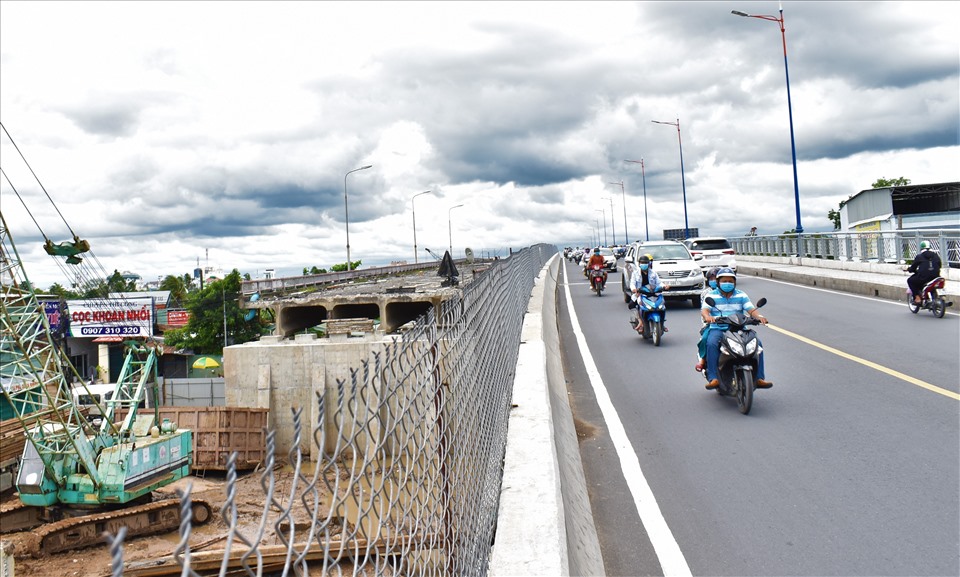 Đơn nguyên cầu Quang Trung đang được thi công. Ảnh: Thành Nhân
