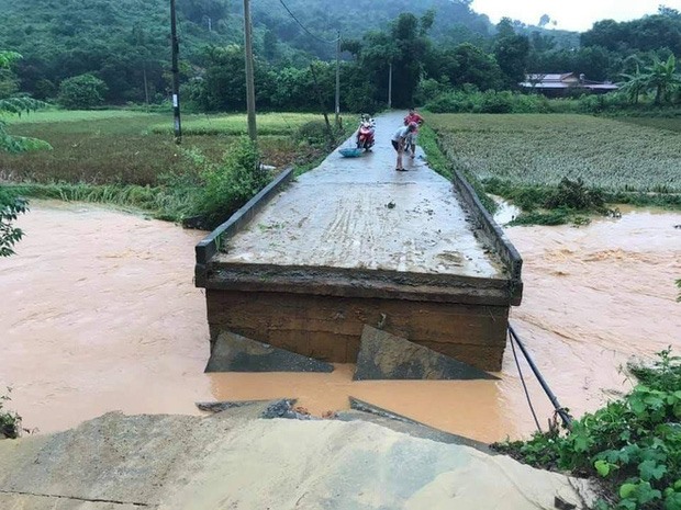 Một cây cầu tại huyện Bát Xát bị nước lũ làm sập. Ảnh: Hoàng An