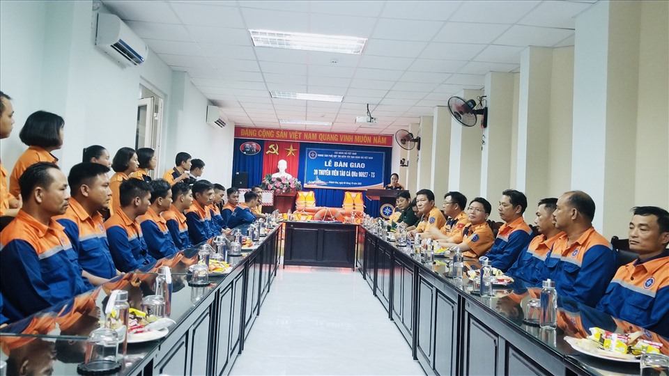 39 ngư dân Quảng Nam được đưa về bờ an toàn sau hơn 30 giờ lênh đênh trên biển. Ảnh:Phương Linh