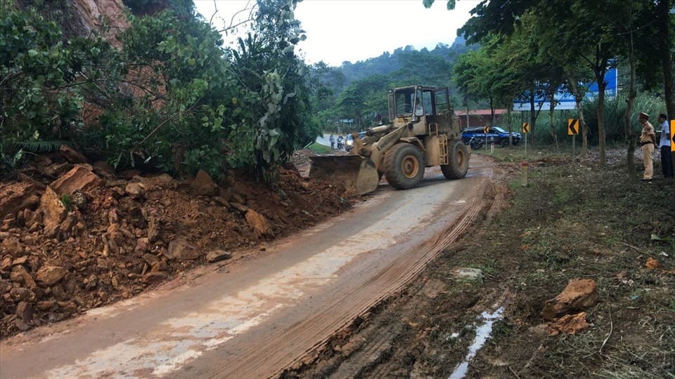 Nhiều tuyến đường bị sạt lở nghiêm trọng đang được khắc phục. Ảnh: N.Chuyên