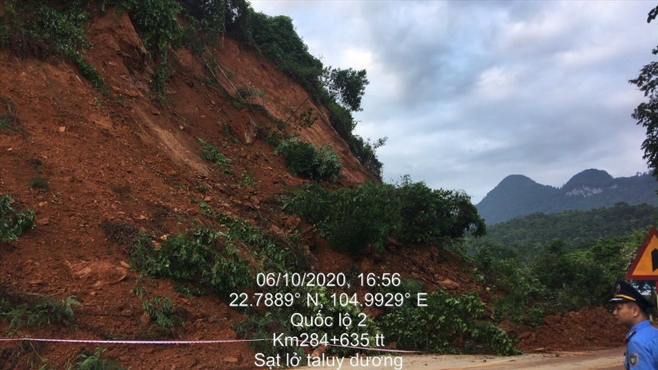 Nhiều tuyến đường bị sạt lở nghiêm trọng.