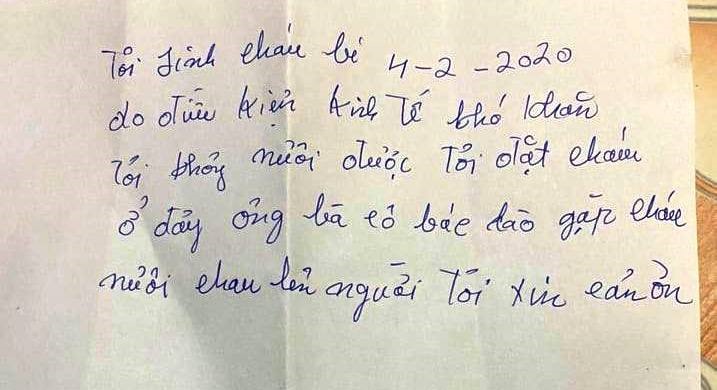 Cháu bé bị bỏ lại cùng sữa, quần áo và bức thư viết tay. Ảnh UBND xã Quảng Thanh