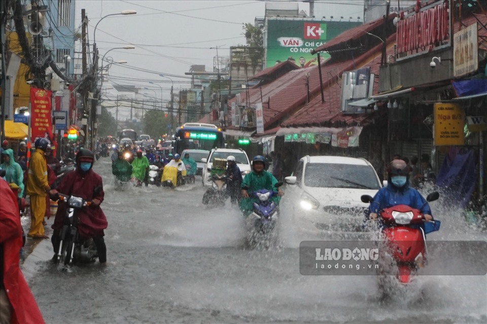 Theo dự báo, từ hôm nay (7.10) đến ngày 9.10 ở TPHCM và khu vực Nam Bộ có mưa lớn, vũ lượng mưa phổ biến 150-250mm/đợt. Ảnh: Minh Quân
