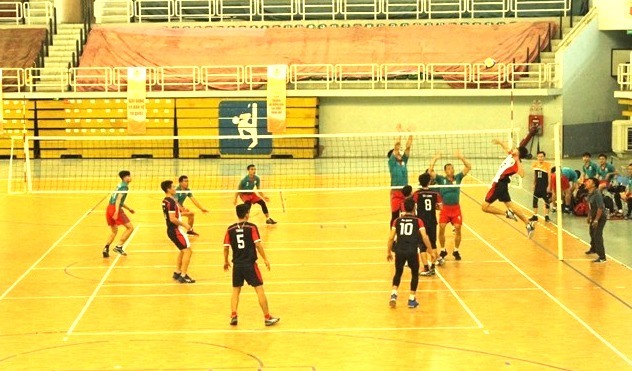 Đoàn viên thi đấu môn bóng chuyền. Ảnh: CĐCAND