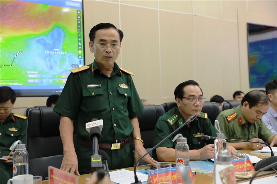 Bộ đội Biên phòng thông tin về công tác ứng phó với áp thấp nhiệt đới. Ảnh: Ngọc Hà
