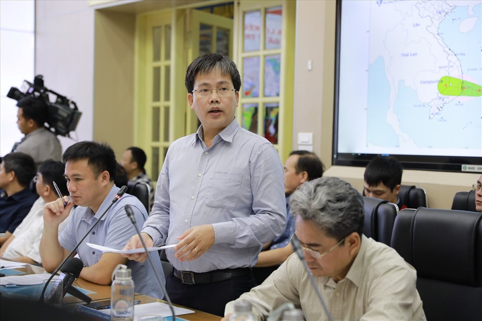Ông Mai Văn Khiêm thông tin về tình hình mưa lớn gây ngập lụt tại miền Trung. Ảnh: Ngọc Hà