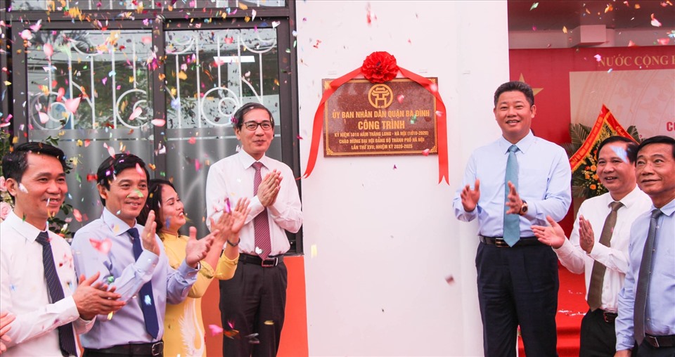 Lễ gắn biển công trình trường học tại quận Ba Đình chào mừng Đại hội Đảng bộ Thành phố. Ảnh: Đ. Chung