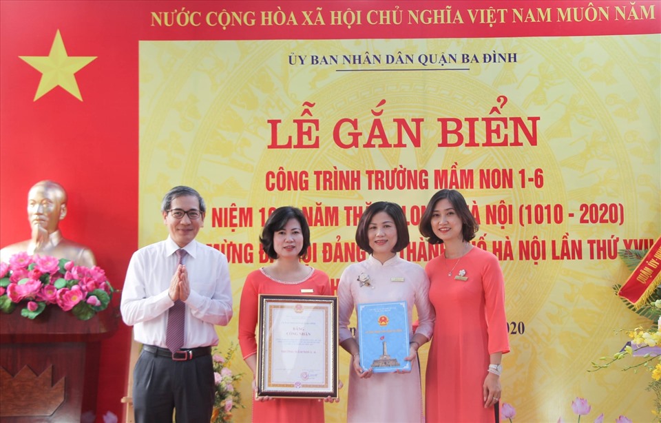 Lễ gắn biển công trình Trường mầm non 1-6.