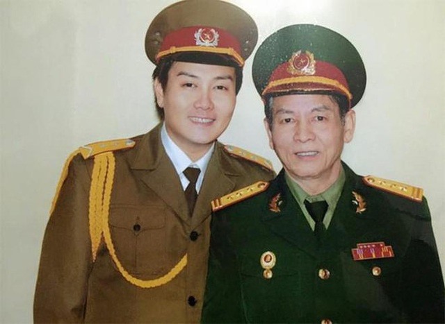 Nam ca sĩ và bố thời trẻ. Ảnh: Nhân vật cung cấp