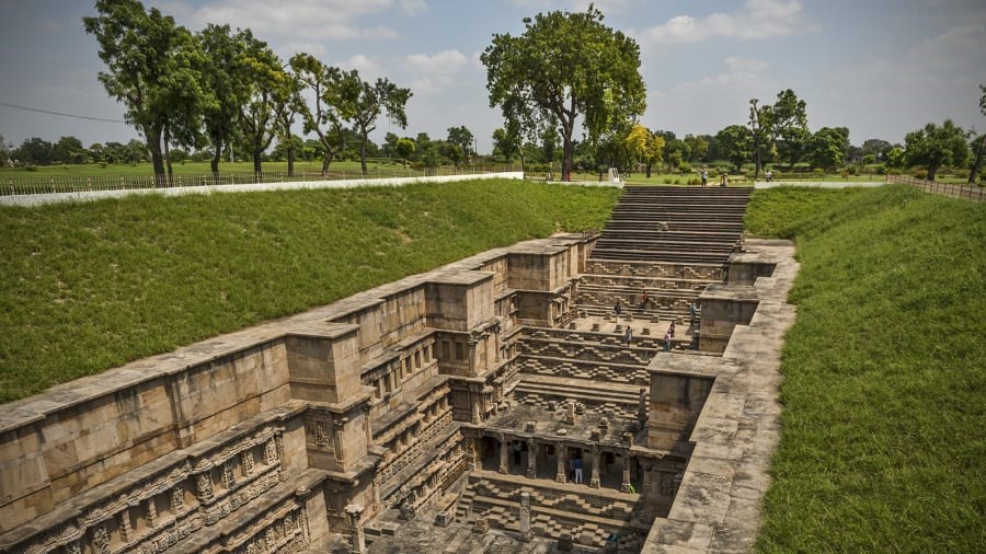 Rani Ki Vav (tạm dịch là “giếng của nữ hoàng“) là một thế giới dưới lòng đất chứa đầy những tác phẩm điêu khắc tinh hoa, chạm khắc tinh xảo và những đoạn văn dài bất tận. Ảnh: CNN