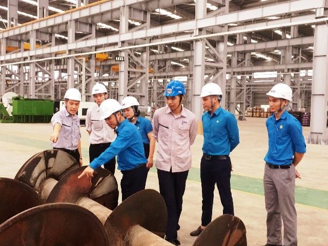 Tham quan hoạt động sản xuất tại Nhà máy của Công ty TNHH UP Hà Tĩnh. Ảnh: CĐ.