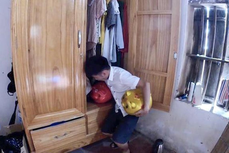 Hưng Vlog sau án phạt 7,5 triệu đồng lại tiếp tục làm vlog dạy hư trẻ ăn trộm tiền. Ảnh: Cắt clip