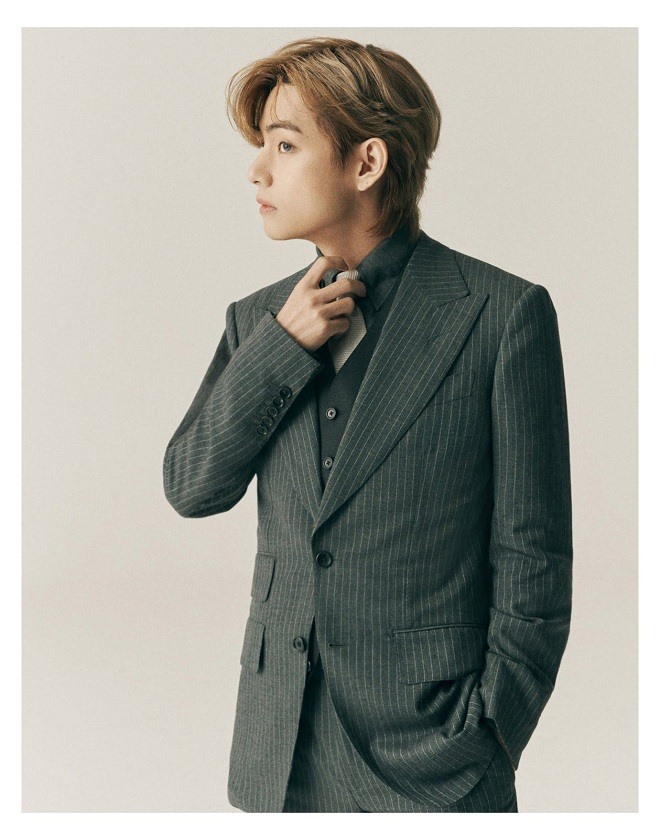 V - BTS điển trai, trầm ấm như 1 người đàn ông trưởng thành trong bộ suit lịch lãm.